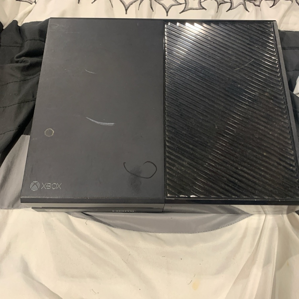 Xbox one comes with cords no controller.